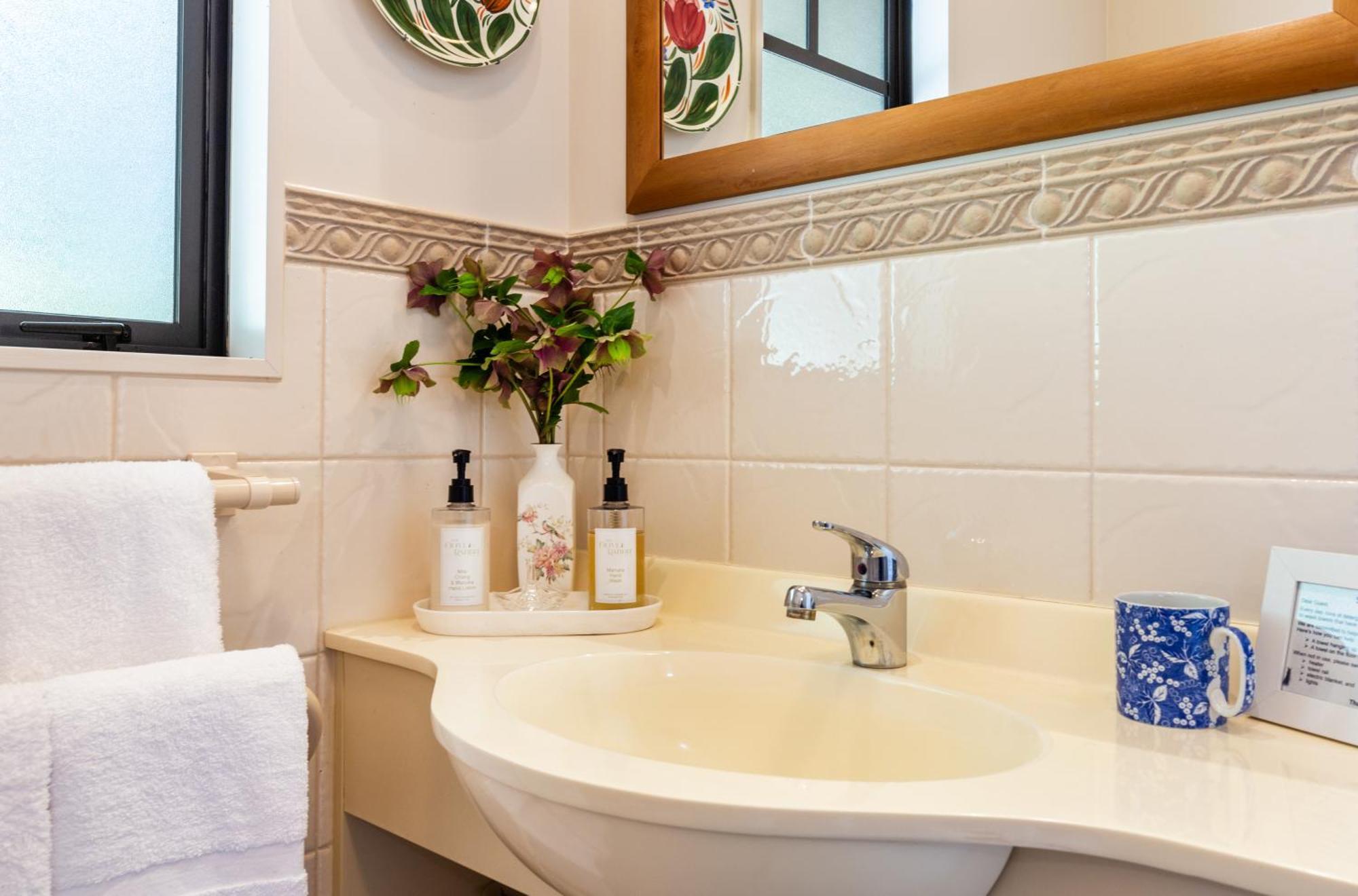 Olive Rabbit - Boutique Bed & Breakfast Туранги Екстериор снимка